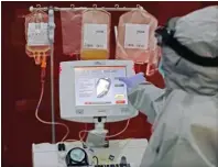 ?? DIPTA WAHYU/JAWA POS ?? TAK BANYAK: Petugas UTD PMI Surabaya memproses plasma konvalesen dari salah seorang pendonor.