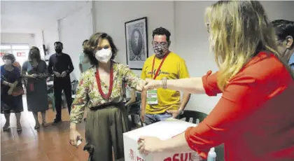  ??  ?? La vicepresid­enta del Gobierno, Carmen Calvo, deposita su voto en Córdoba.