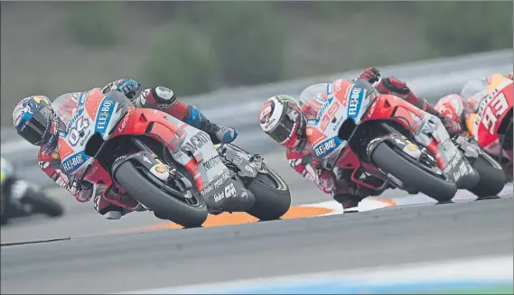  ?? FOTO: EFE ?? Andrea Dovizioso, Jorge Lorenzo y Marc Márquez, protagonis­tas del reñido final de carrera en Brno El octavo margen más apretado para un podio en la categoría estrella