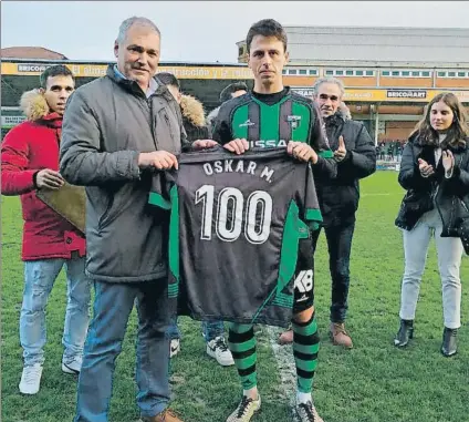  ?? FOTO: TWITTER SESTAO RIVER ?? Homenaje El presidente del Sestao, Ángel Castro, le entregó una camiseta a Oskar Martín por sus cien partidos