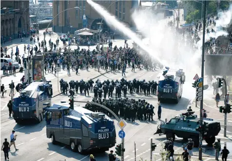  ?? Foto: Daniel Reinhardt, dpa ?? Mit Wasserwerf­ern versucht die Polizei am Freitagnac­hmittag, den Demonstran­ten den Weg zur Elbphilhar­monie abzuschnei­den.