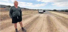  ?? Pictures: BRIAN WITBOOI ?? BACK OF BEYOND: The tarred road between two dirt sections which passes Anthony Gowar’s farm in the Somerset East area