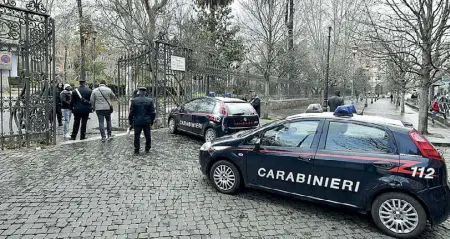  ??  ?? Piazza Dante La foto (Lapresse) è stata scattata ieri pomeriggio a piazza Vittorio: il blitz degli uomini della compagnia piazza Dante