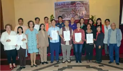  ?? Photo by Milo Brioso ?? LOCAL RH LAW. Benguet Governor Crescencio Pacalso joins other provincial and health officials including the different stakeholde­rs after the province recently signed into law its local version of the reproducti­ve health.