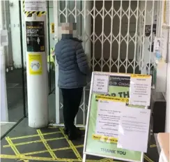  ?? Picture: Ben McClure ?? SHUT OFF: Standing in the doorway, a patient attempts to speak to a receptioni­st at Wokingham Medical Centre