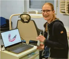  ?? ?? Dr. Sarah Anderhofst­adt hat Hightech in ihrer Praxis. Eine intraorale Dentalkame­ra ermöglicht es ihr, hochauflös­ende Bilder der Mundhöhle zu erstellen.