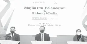  ?? — Gambar Bernama ?? SIMBOLIK: Mahmud (tengah) bersama Suhaimi Kasdon (kiri) dan Azilah (kanan) pada Pra-Pelancaran dan Sidang Media Ekspo Usahawan Selangor (SELBIZ) 2022 di Bangunan Ibu Pejabat PKNS Seksyen 14 Shah Alam, dekat Shah Alam semalam.