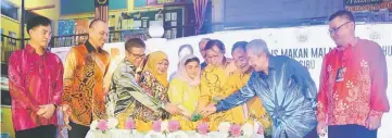  ??  ?? Abang Johari (fourth right) cutting the cake to mark the 127th anniversar­y of SK Abang Ali. He is joined by Juma’ani (fifth right), (from right) Hamdi, Bustari, Wong, (from left) Hii, Mohamad Yusnar, Dr Annuar, Rohani and others.