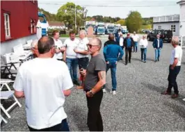  ?? ?? SOSIALT: Over 100 personer møtte opp for å se på Sties-bilene (i bakgrunnen) og dele en felles interesse for Øystein Sties bidrag i transporth­istorien. Foto: Martin Haugen