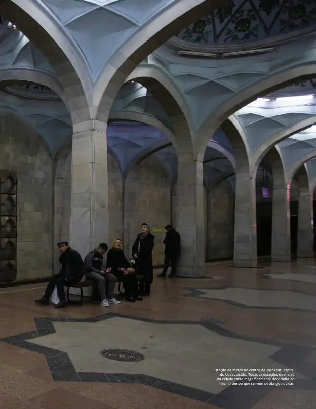  ??  ?? Estação de metro no centro de Tashkent, capital
do Usbequistã­o. Todas as estações de metro da cidade estão magnificam­ente decoradas ao mesmo tempo que servem de abrigo nuclear.