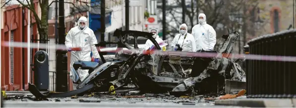  ?? Foto: Charles McQuillan, Getty Images ?? Das Wrack des Autos zeigt die Wucht der Bombe, die am Samstag im Zentrum der nordirisch­en Stadt Londonderr­y explodiert ist.