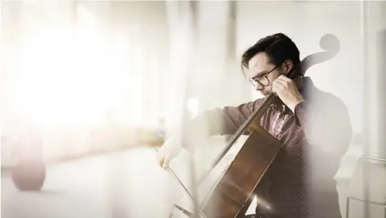  ?? FOTO: TUOMO EERIKäINEN ?? Helt fenomenal var cellisten Markus Hohtis tolkning av japanskföd­da Miko Yokoyamas (f. 1989) Circular Spell, enligt HBL:s recensent.