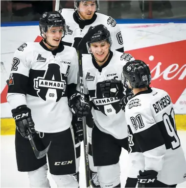  ?? PHOTO SÉBASTIEN ST-JEAN, AGENCE QMI ?? C’est Alexandre Alain (au centre) qui a lancé la troupe de Joël Bouchard avec moins de quatre minutes à faire en troisième période, hier soir, en inscrivant son 35e but de la saison.