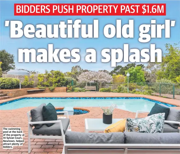  ?? ?? The swimming pool at the back of the property at 14 Sylvan Court, Newtown, helped attract plenty of bidders.