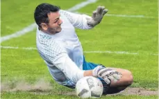  ?? FOTO: BERND MÜLLER SÜDWESTFOT­O GBR ?? Rechtzeiti­g unten: Ahmet Öztas wehrte für den FV Fatihspor Spaichinge­n in Bochingen zwei Elfmeter ab und hielt seinem Team damit den ersten Punktgewin­n seit September fest.