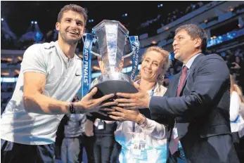  ?? FOTO: DPA ?? Siegerbild mit Siegerelte­rn: Grigor Dimitrow ( links) freut sich mit Mutter Maria und Vater Dimitar.