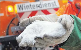  ?? FOTO: DPA ?? Mit Salz und Räumfahrze­ugen rüstet sich Warthausen für den Winter. Doch für den Einsatz in den Wohngebiet­en bleibt meist keine Zeit.