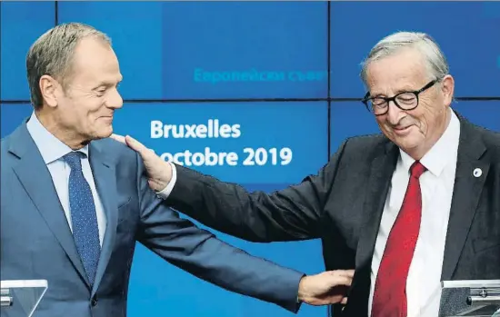 ?? FRANCOIS LENOIR / REUTERS ?? El presidente del Consejo de Europa, Donald Tusk, y el de la Comisión, Jean-claude Juncker, el pasado 17 de octubre en Bruselas