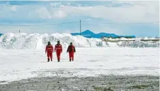 ??  ?? Der Salar de Uyuni ist der größte Salzsee der Welt. Hier schlummern riesige Vorkommen an Kalium und Lithium. Ji Xinsheng ist Bauleiter beim chinesisch­en CAMC Konzern, der dort eine Düngemitte­lfabrik baut.