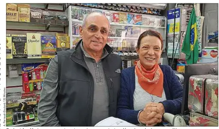  ??  ?? Paulo et Ana Maria, commerçant­s, ont conscience que « tout ne dépend pas des hommes politiques ».