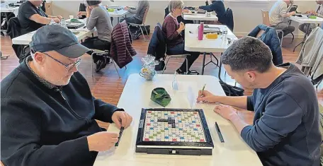  ?? | PHOTO : OUEST-FRANCE ?? Plus de 60 joueurs venus de toute la France s’affrontent au Scrabble en match de 40 minutes.