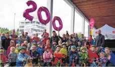  ??  ?? Auch wenn zu wenige Kinder gekommen sind – das Gruppenfot­o anlässlich des 200. Geburtstag­es des Fahrrads darf nicht fehlen.