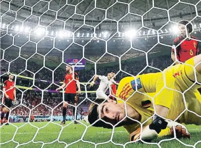  ?? Reuters ?? Un abatido Courtois, tras el primer gol de Marruecos, obra de Sahiri