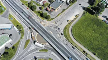  ?? FOTO: ALEXANDER KAYA ?? Die Brücke über die Bundesstra­ße ist fertig.