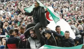  ??  ?? Environ 500 étudiants ont manifesté hier pour la 24e semaine d’affilée à Alger, proclamant leur rejet du dialogue prôné par le pouvoir pour mettre fin à la crise politique née de la contestati­on inédite que connaît l’algérie depuis février.
Les étudiants se sont rassemblés sur la Place des martyrs, dans le centre d’alger, avant de défiler jusqu’à la Grande poste, épicentre de la contestati­on depuis le 22 février, qui a abouti à la démission de l’ex-président Abdelaziz Bouteflika le 2 avril.