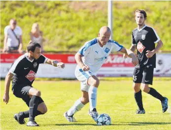  ?? FOTO: GÜNTER KRAM ?? Nach zwei Niederlage­n in der Landesliga hofft VfB-Spielertra­iner Daniel Di Leo (Mitte, beim Pokalsieg gegen den SV Kehlen vor fünf Wochen) in Ostrach auf eine Trendwende.