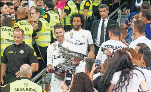  ??  ?? Sergio Ramos y Marcelo se llevan felices la 39ª edición del Trofeo Bernabéu (11-8-2018) tras vencer 3-1 al Milán.