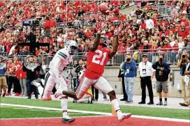  ?? JAMIE SABAU / GETTY IMAGES ?? Parris Campbell pulls in a 37-yard touchdown catch in the first quarter as Ohio State rolled over Tulane in coach Urban Meyer’s return Saturday.