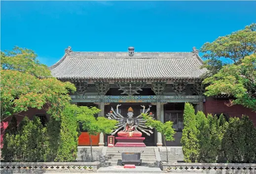  ??  ?? The Shuanglin Temple in Shanxi Province deserves the title of “the world’s best colored clay sculpture museum.” — Ti Gong