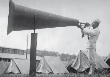  ??  ?? Listen up lads! Recruits at a U.S. navy training camp in Seattle get a very loud wake-up call