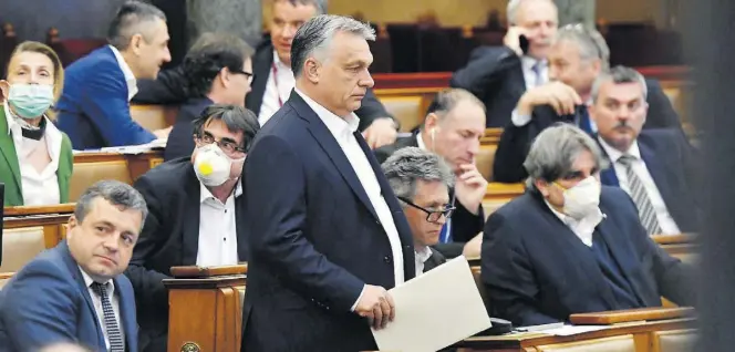  ?? AP-BILD: MATHE ?? Ministerpr­äsident Viktor Orban im Budapester Parlament: Auf die Fidesz-Abgeordnet­en war Verlass, sie stimmten für sein Notstandsg­esetz.
