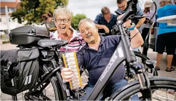  ?? FOTO: RALPH MATZERATH ?? Eine von 100 binnen zweieinhal­b Stunden: Wie viele andere Monheimer lässt Marion Bosbach ihr Fahrrad mit einem Nummernsch­ild plakettier­en. Der Kripo-Beamte Klaus Fitzner nimmt mit seinen Kollegen die Codierung vor.