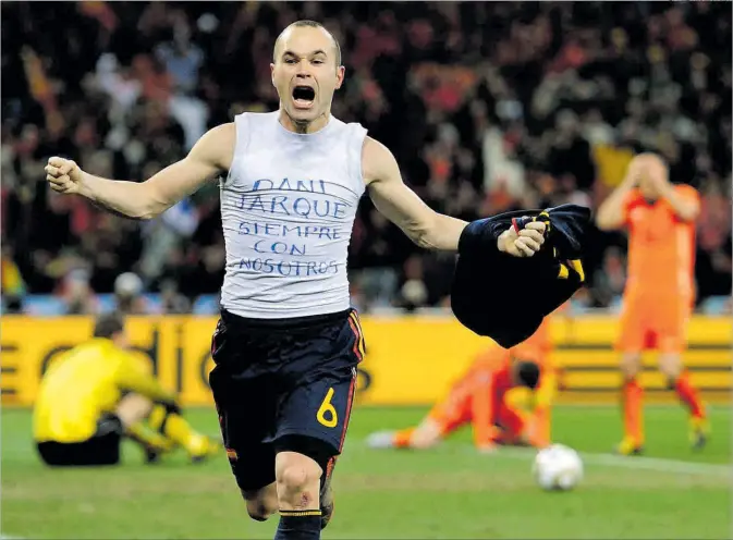  ?? AP / MARTIN MEISSNER ?? Iniesta festeja su gol a Holanda con una camiseta que rendía homenaje a su amigo Jarque.