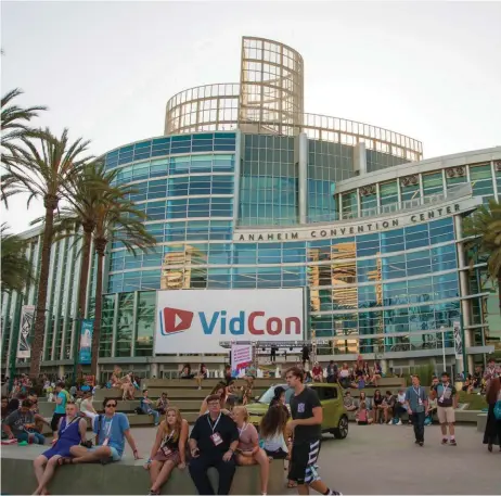  ??  ?? Comunidad reunida. Al VidCon 2018 asistieron más de 20,000 personas, incluyendo altos ejecutivos de Snapchat y Facebook.