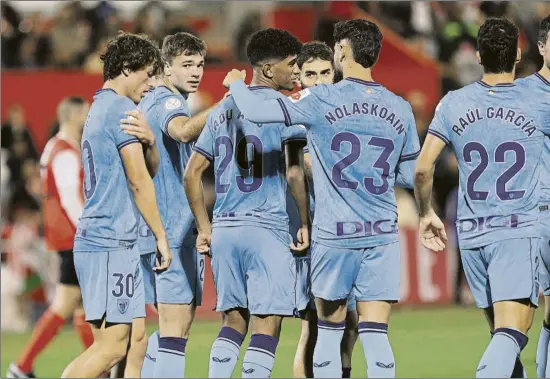  ?? FOTO: PEP MORATA ?? Debut copero Egiluz, a la izquierda de la imagen entre Unai Gómez y Adu Ares, celebra uno de los goles del Athletic al Rubí