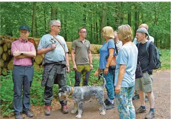  ?? FOTOS: BOHLANDER ?? Revierförs­ter Nils Lesch (Mitte) sah sich harten Vorwürfen ausgesetzt. Links neben ihm ist Detlef Towae, rechts neben ihm Karin Burkart und Joachim Stelzer.