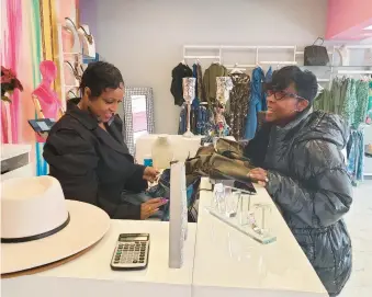  ?? FRANCINE KNOWLES/DAILY SOUTHTOWN PHOTOS ?? Arlicia’s Posh Fashions & Spa in South Holland founder and co-owner Arlicia Alston helps customer Monette Yarrington of Lynwood on Saturday.