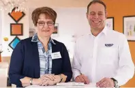  ??  ?? Plameco-Geschäftsf­ührer Bernd Lammerding und Gisela Winterfeld führen Besucher durch die Ausstellun­g in Mönchengla­dbach.