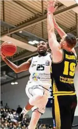  ??  ?? Zug zum Korb: Jenas Dru Joyce beim Korbleger gegen Adam Waleskowsk­i.