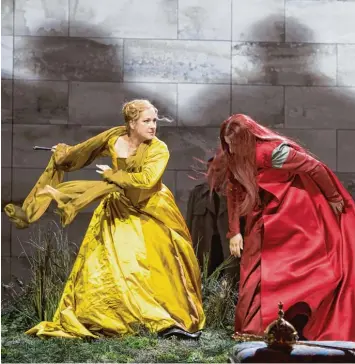  ?? Foto: Monika Rittershau­s ?? Kontrahent­innen bis aufs Blut: Diana Damrau als Maria Stuarda im goldgelben Seidenklei­d, Serena Farnocchia als Elisabeth I. in roter Robe.