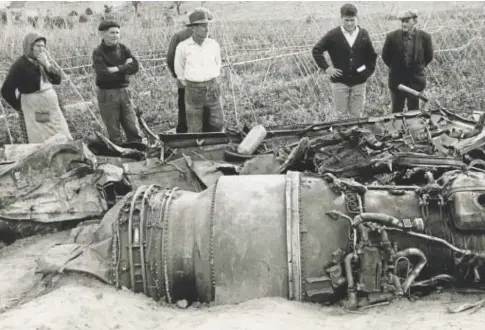  ?? ?? Vecinos de Palomares observan los restos de un avión accidentad­o que provocó la caída de las bombas en 1966 // ABC