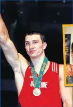  ??  ?? Größter Erfolg als Amateurbox­er (l.): Am 8. April 1996 kämpft sich Wladimir Klitschko in Atlanta zum ersten weißen Olympiasie­ger im Superschwe­rgewicht.