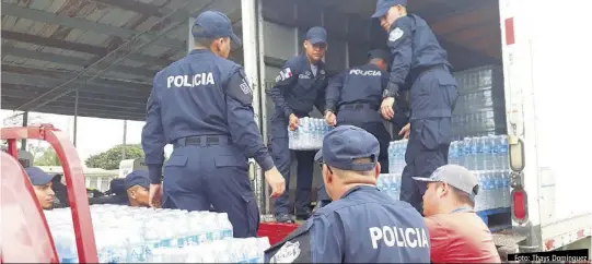  ?? Foto: Thays Domínguez ?? Unos 60 vehículos iniciaron el operativo casa por casa, el cual se complement­ó con dos cisternas de 10 mil galones. Herrera