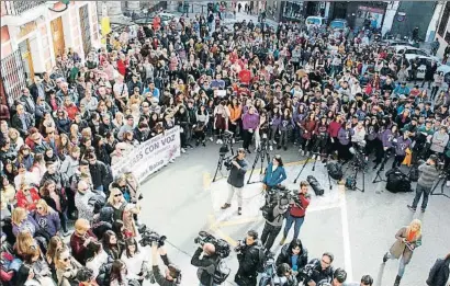 ?? MORELL / EFE ?? Más de 300 personas se concentrar­on ayer en Callosa para expresar su repulsa por la supuesta agresión