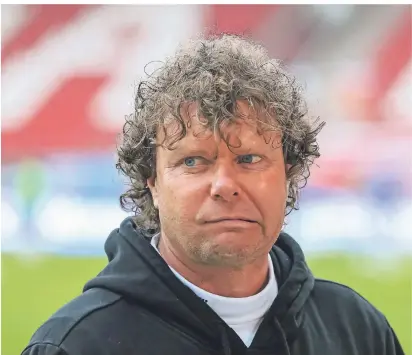  ?? FOTO: BRAUER ?? Die Niederlage schmeckt Trainer Stefan Krämer natürlich nicht.