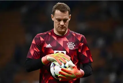  ?? FOTO: LEHTIKUVA ?? ■
Manuel Neuer har kommit på kant med klubbledni­ngen.